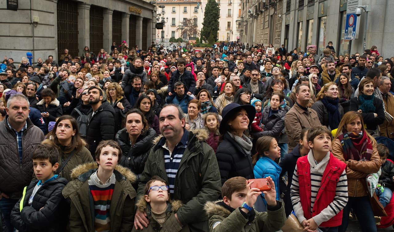 Familias observando las decoraciones navideñas el año pasado en el centro de Madrid.