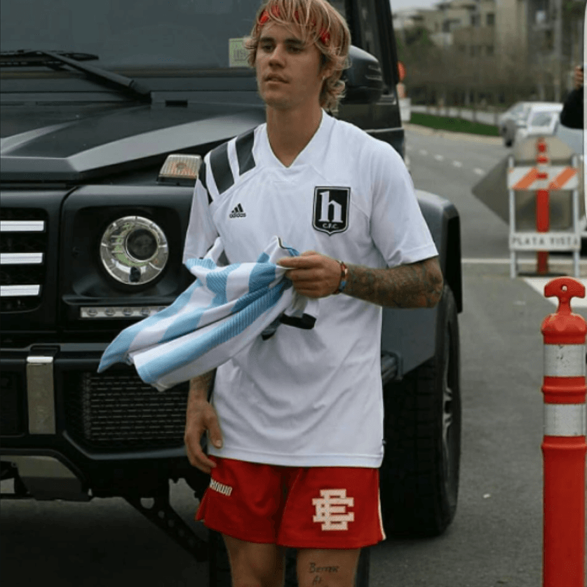 Bieber, de 24 años, aceptó el regalo y se dirigió a su camioneta cuando Ramírez se acercó, cruzó su brazo por el cuello del artista y sacó el móvil.