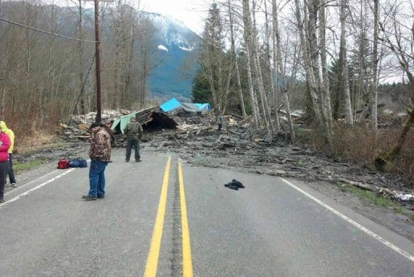 Por cuatro días, las autoridades y grupos de rescate mantienen la búsqueda de más víctimas del mortal deslave ocurrido en la localidad de Oso en el estado de Washington. Las condiciones climáticas y la inestabilidad del terreno complican las labores de salvamento y el recuento de víctimas que ha aumentado en las últimas 24 horas. Hasta el momento se reportan 14 fatalidades y 176 personas desaparecidas.