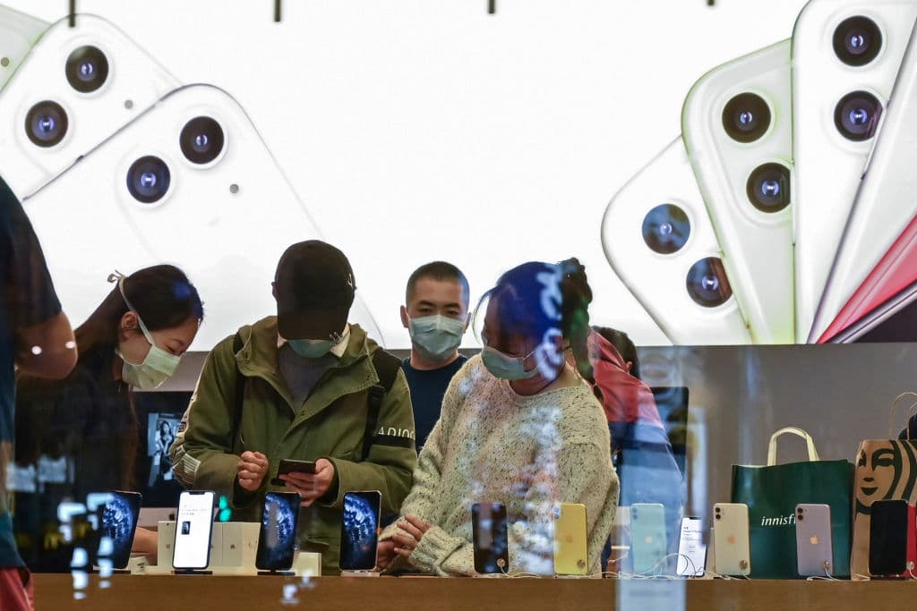 Tim Cook, CEO de Apple, informó que todas sus tiendas de China volvieron a abrir después de mantenerse cerradas por varias semanas.