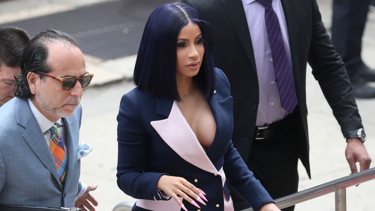Cardi B pelea cargos en corte, se declara no culpable 