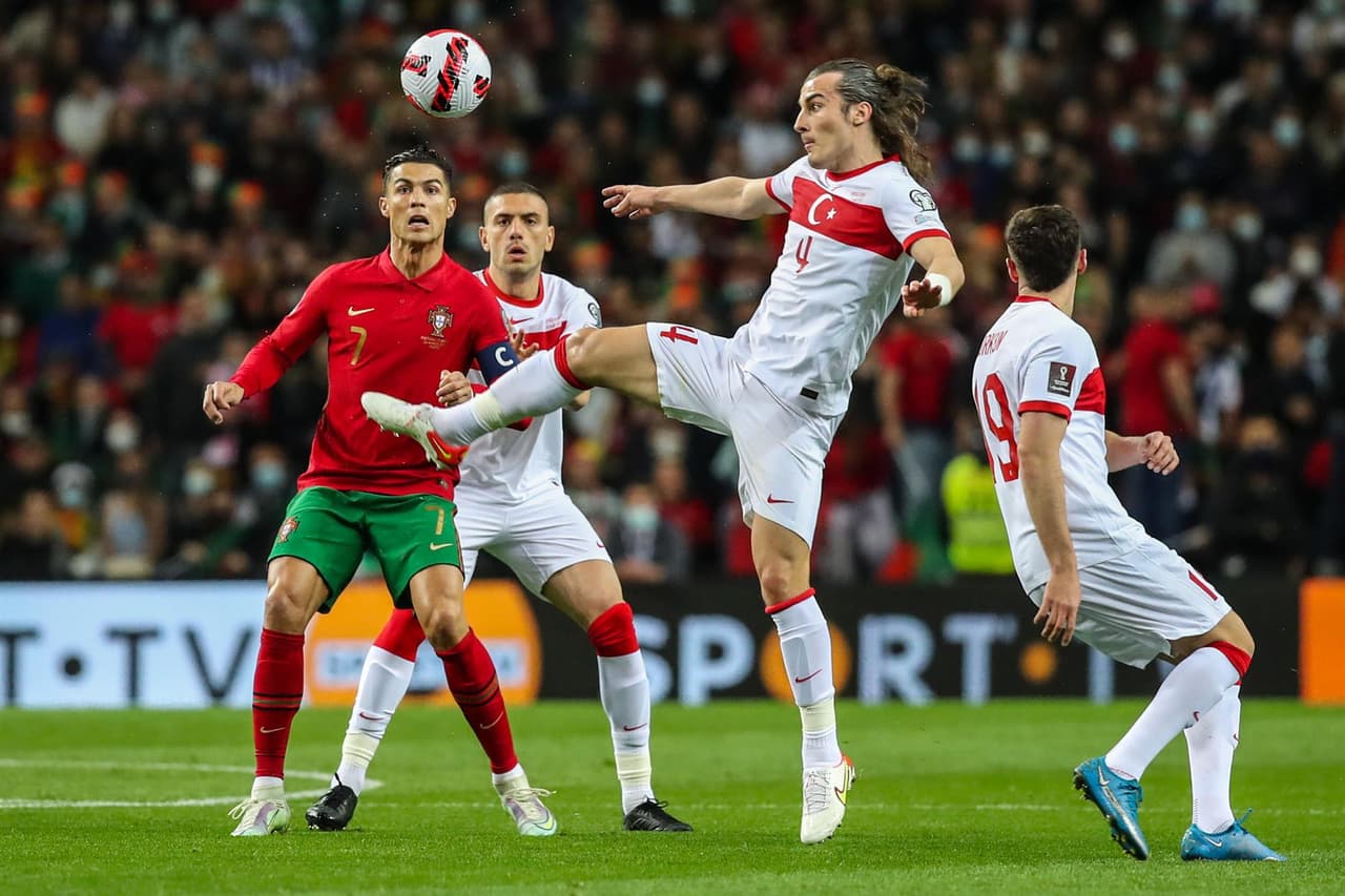 Portugal sigue con vida para clasificar al Mundial Qatar 2022 al vencer en casa 3-1 a Turquía, que falló un penal en los últimos minutos que era el empate en el Repechaje UEFA.