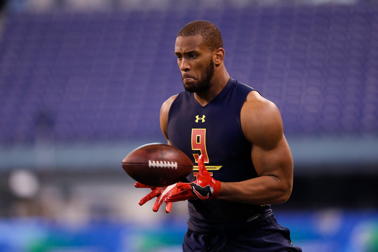 <b>19 O.J. HOWARD | TE Tampa Bay Buccaneers</b>
<br>Universidad: Alabama
<br>Estatura: 6’6’’
<br>Peso: 251 libras
<br>
<br>Destacar: El MVP ofensivo en la victoria de Campeonato Nacional 2015 de Alabama Crimson Tide con cinco recepciones para 208 yardas y dos touchdowns contra Clemson.
<br>
<br>Resumen: Un atleta brillante que era poco utilizado o demasiado pasivo durante sus cuatro temporadas con Alabama, dependiendo de la perspectiva con que se vea.
<br>
<br>Conclusión: El último ala cerrada de Alabama tomado en la primera ronda fue Ozzie Newsome en 1979.