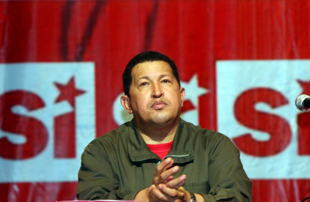 <b>Presidente eterno. </b>En 2009, Hugo Chávez impulsó una consulta para una enmienda constitucional que finalmente le permitió la reelección indefinida, punto que no había logrado aprobación en el anterior referéndum. De igual forma impuso vía decreto presidencial las reformas a la constitución que no había logrado el respaldo electoral.