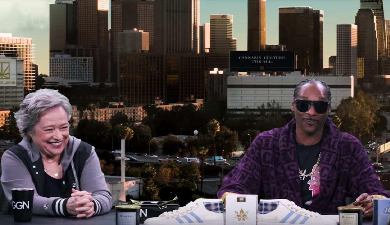 Snoop Dogg interviews Kathy Bates 