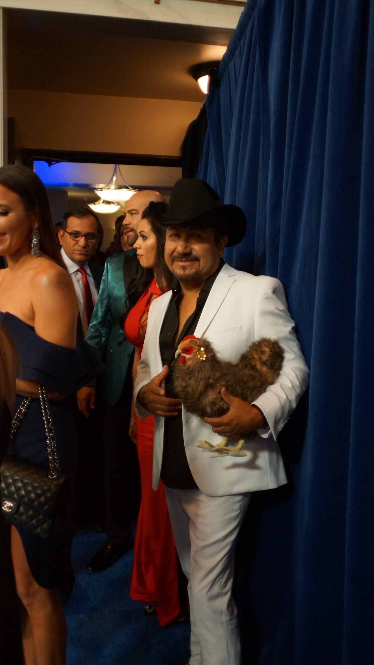 Raúl Molinar, Carla Medrano y Andres Maldonado se robaron el show durante la ceremonia del Balón de Oro en la ciudad de Los Ángeles.