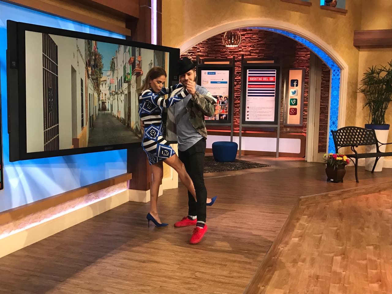 Las piernas de Karla dicen mucho de sus pasos de baile.