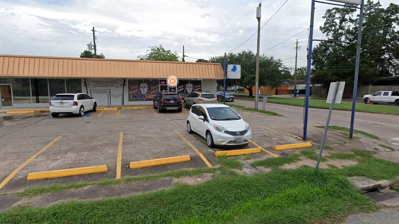 La C***a Tacos & Tequila es al norte de Houston y cuenta con casi 5 estrellas y más de 300 reseñas. La dirección es 1402 de la calle Northwood.