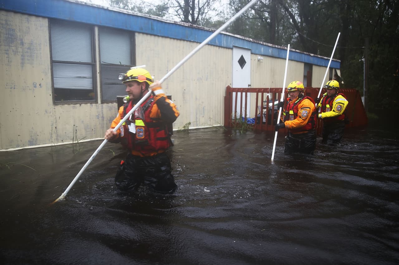Bomberos del condado de Boone, Carolina del Norte, investigan si hay algún ocupante en una casa inundada en el pequeño pueblo de Bolivia, parte de el área metropolitana de Myrtle Beach. El ojo del huracán Florence se mantuvo muy cerca de esta área durante el viernes 14 de septiembre.
