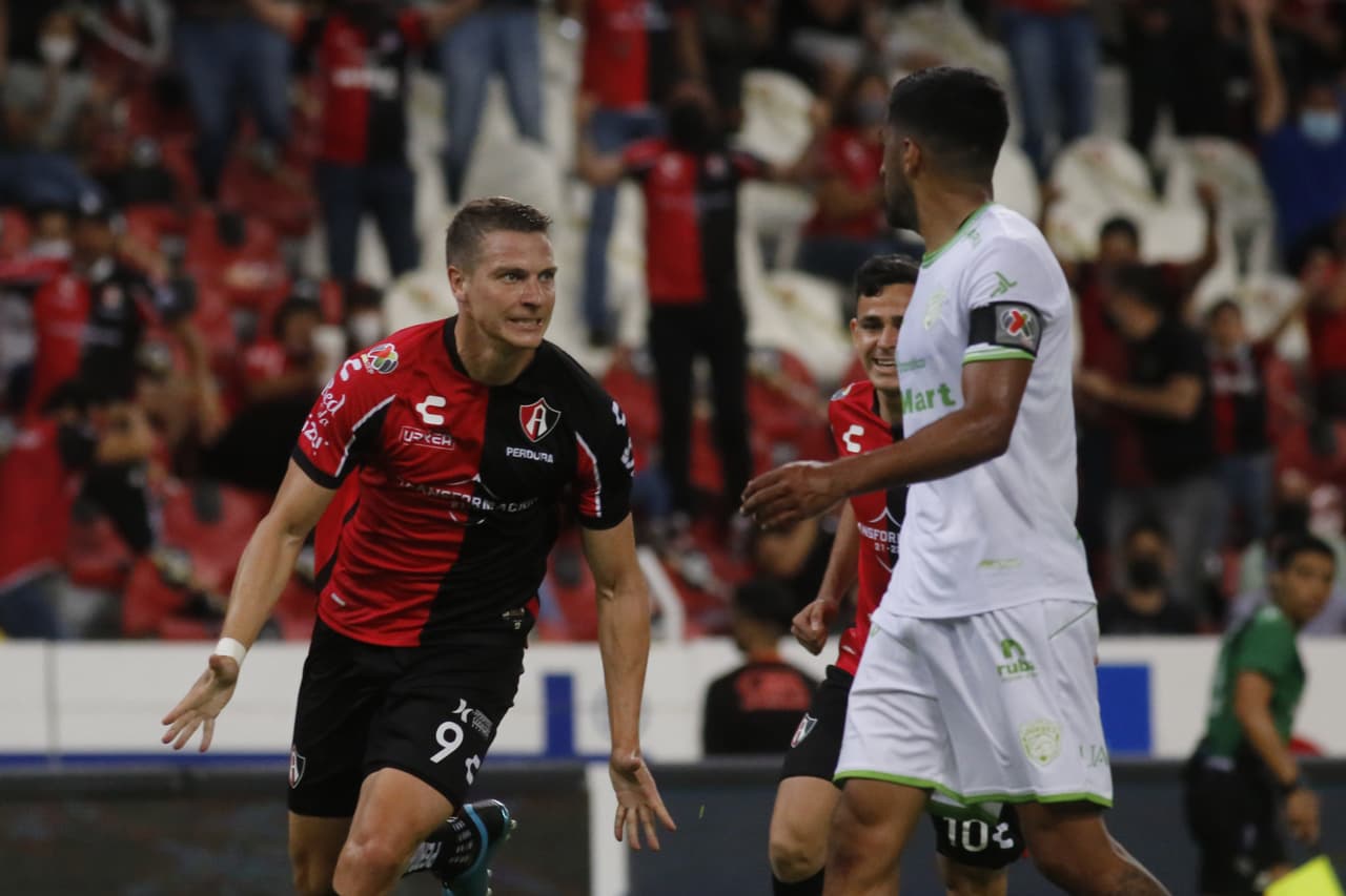 Con una media vuelta, el argentino sacó un potente disparo al paro de Hugo González que no tuvo una buena reacción.