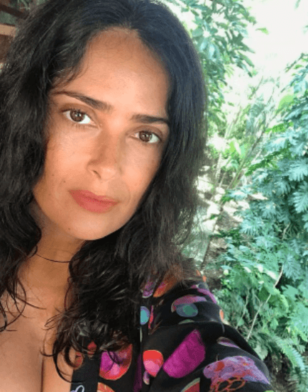 “Las canas de la sabiduría” fue como Salma describió un retrato de septiembre de 2020, en el que se le puede observar sin maquillaje, con el cabello recogido y presumiendo orgullosa su melena.