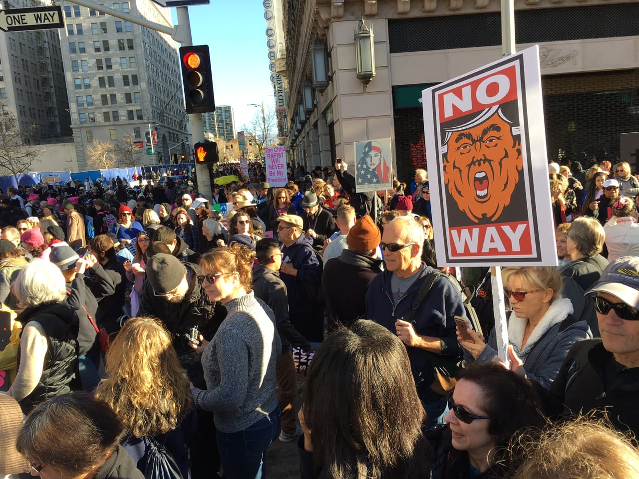 Miles de personas marcharon en Los Ángeles contra el gobierno de Trump.