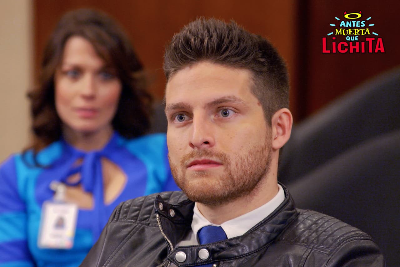 Beatriz convoca una junta en Icónika para anunciar su divorcio con Augusto y nombrar a Alex el nuevo Director General de Icónika USA.