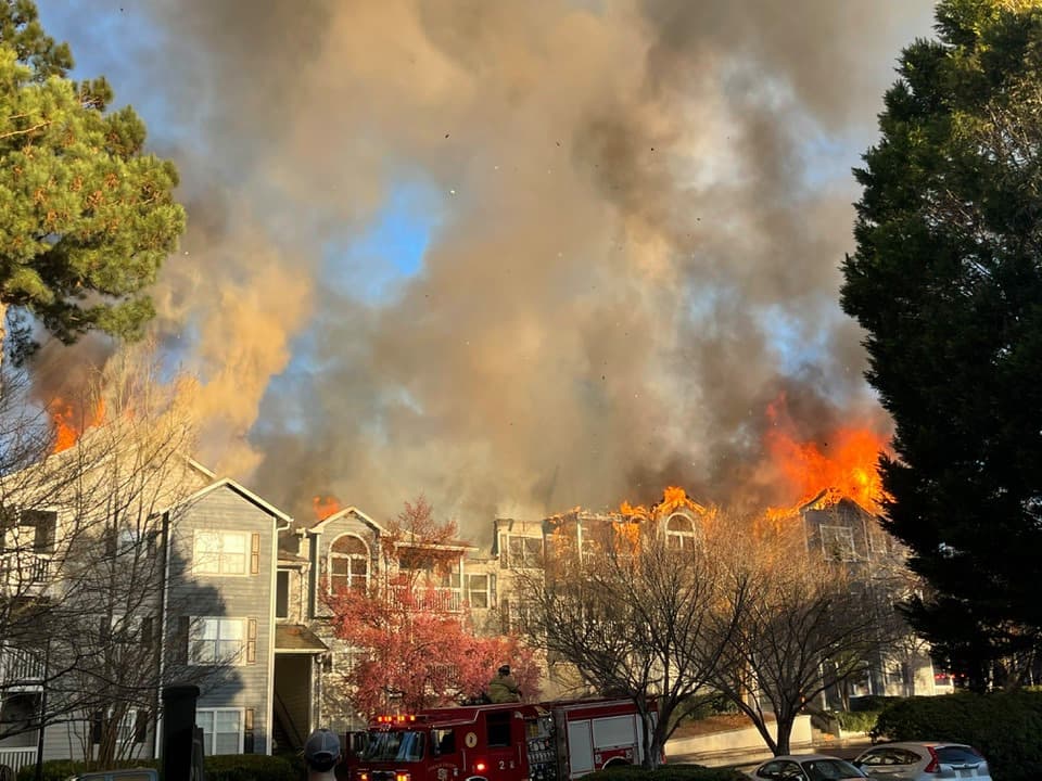Los funcionarios están trabajando para ayudar a las víctimas con alojamiento temporal, comida, ropa y otros artículos de salud personales.