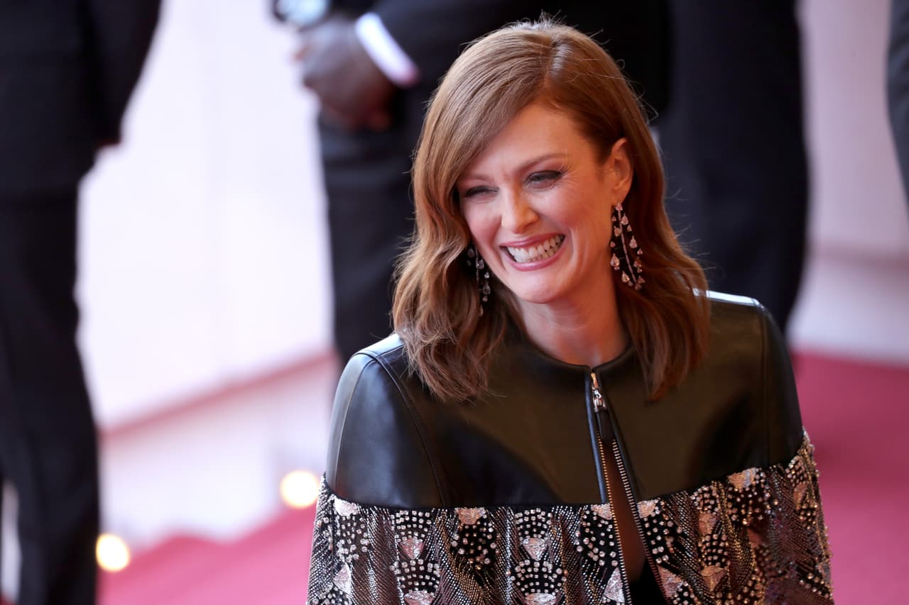 <b>Julianne Moore</b>. 
<a href="https://www.univision.com/entretenimiento/celebridades/julianne-moore-sensual-embajadora-de-loreal-paris">Julianne Moore</a> nació en Fort Bragg, Carolina del Norte, el 3 de diciembre de 1960. Es hija de Anne (Love), una trabajadora social, y Peter Moore Smith, paracaidista, coronel y más tarde juez militar. Fue la actriz número 144 en recibir un premio de la Academia ya que ganó el Oscar a la mejor actriz por Still Alice (2014) en 2015.
<br>
