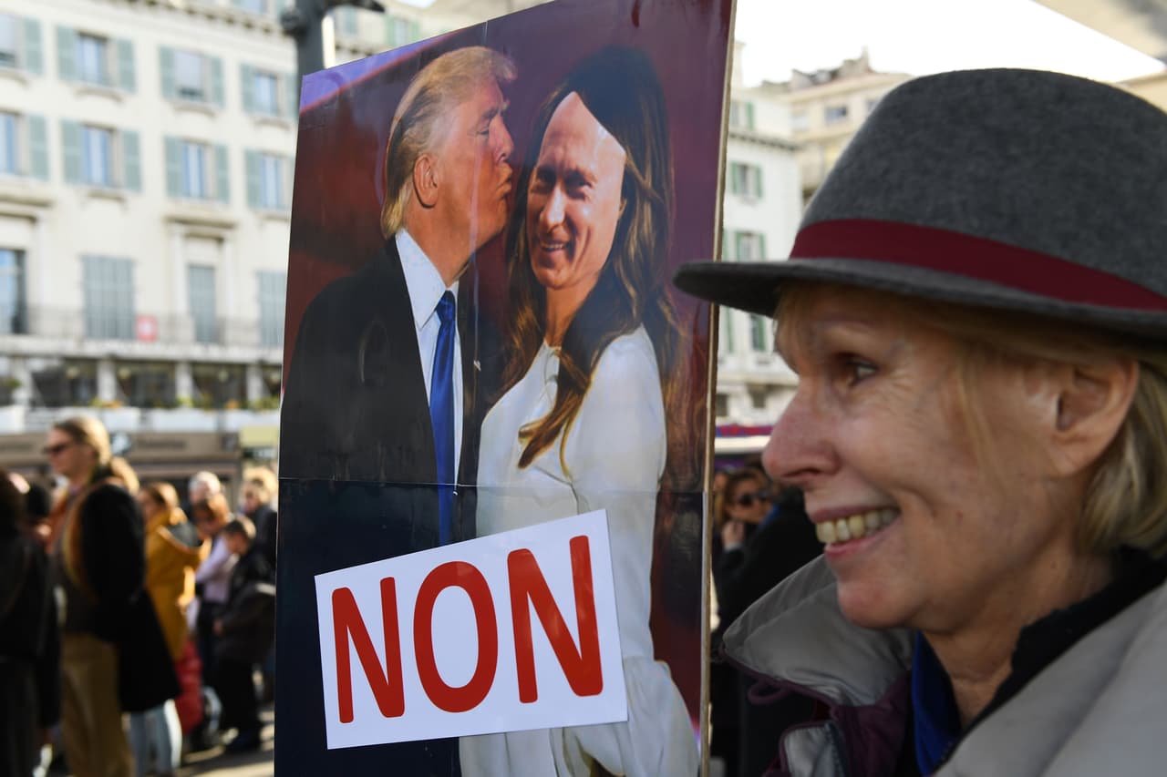 MARSELLA, FRANCIA.-
<b>No. </b>El día de la toma de posesión de Trump y al día siguiente hubo protestas en varias ciudades de EEUU y el mundo. En este caso, en Francia una manifestante muestra un cartel con Trump besando a Putin con cuerpo de mujer y la palabra "No" durante la
<b><a href="http://www.univision.com/temas/la-marcha-de-las-mujeres" target="_blank">Marcha de las Mujeres</a></b> del 21 de enero pasado.