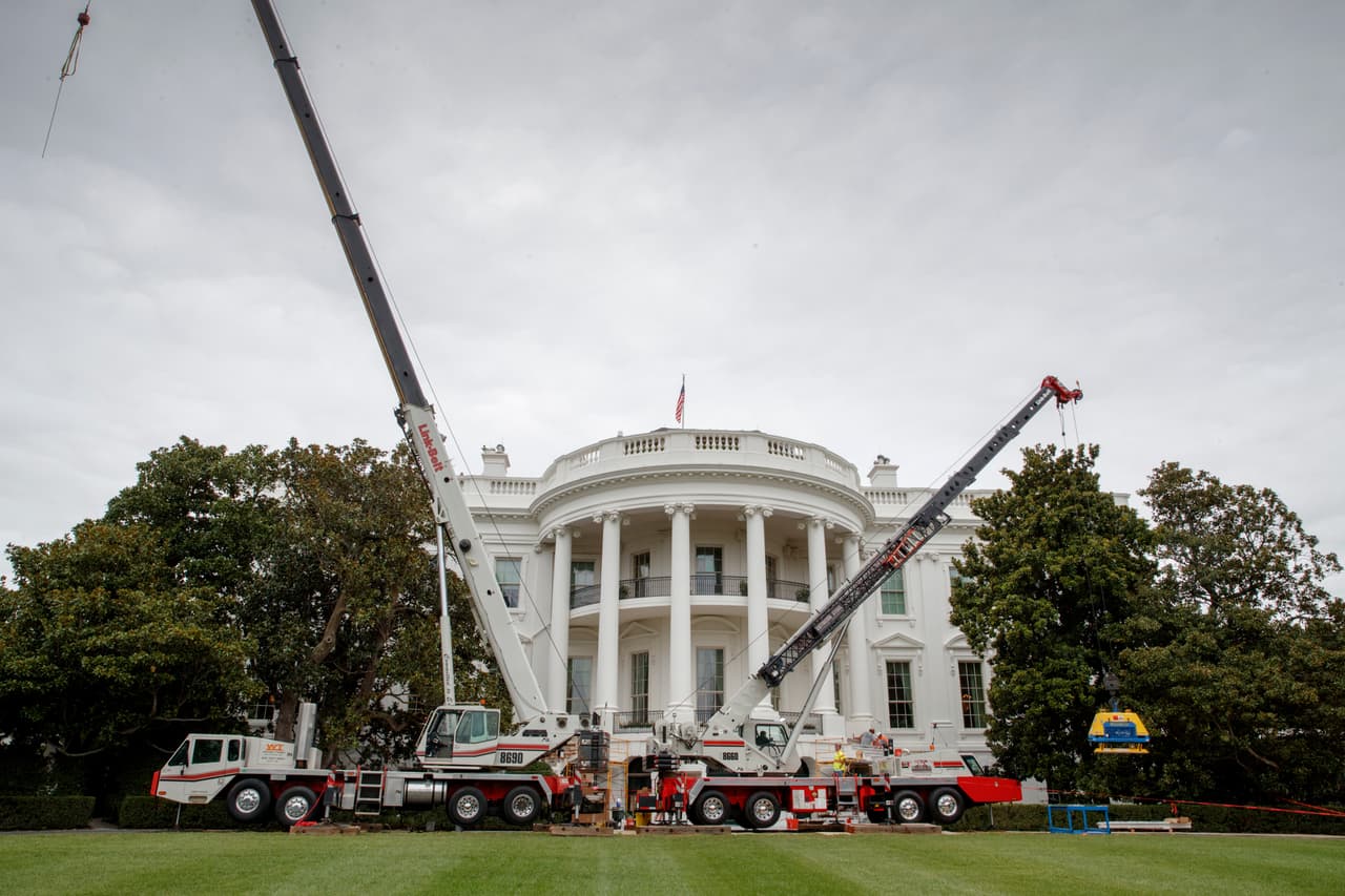 Dos inmensas grúas están estacionadas en la fachada sur del palacio presidencial. Por este lado de la mansión el presidente sale al jardín que lo lleva al helicóptero Marine One, cuando va de viaje.