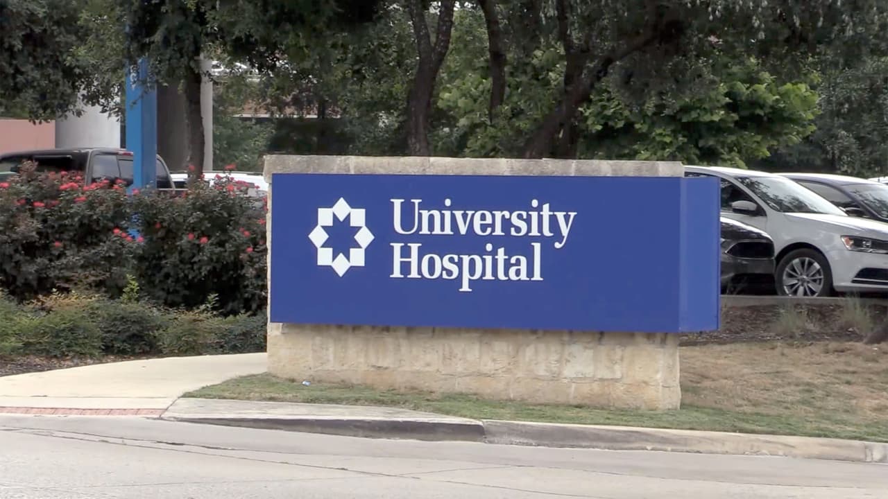 Los médicos en México le dijeron que la opción que el joven tenía era la amputación de piernas. No obstante, sus padres consiguieron una visa humanitaria para viajar a San Antonio y continuar los tratamientos.