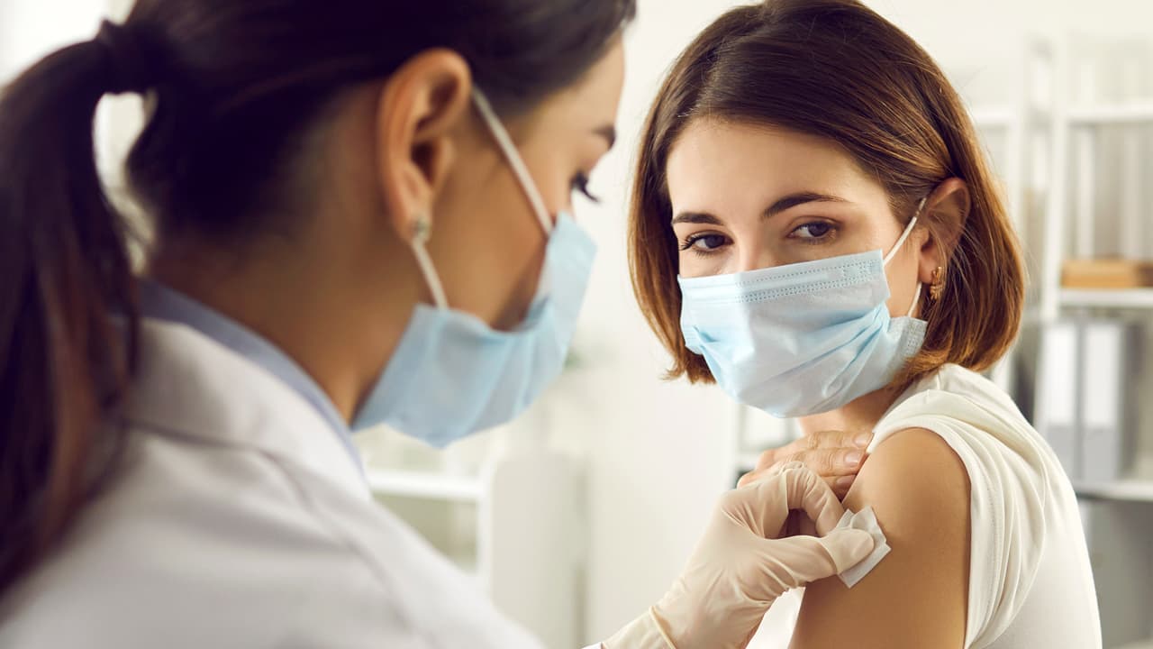 Encuesta: casi la mitad del público esta ansioso por recibir una vacuna de covid-19