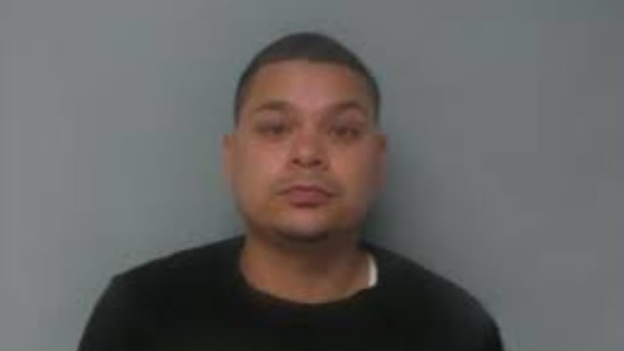 Según la órden de arresto de Kevin Tello, de 26 años, dice que vendió el 28 de junio de un kilogramo de metanfetamina en una dirección residencial.