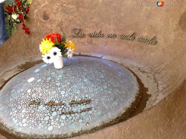 En dicho mausoleo donde reposan los restos del ídolo de la canción ranchera, se encuentra un pebetero y en las letras de ronce el epitafio: “La vida no vale nada”.
<br>
<br>