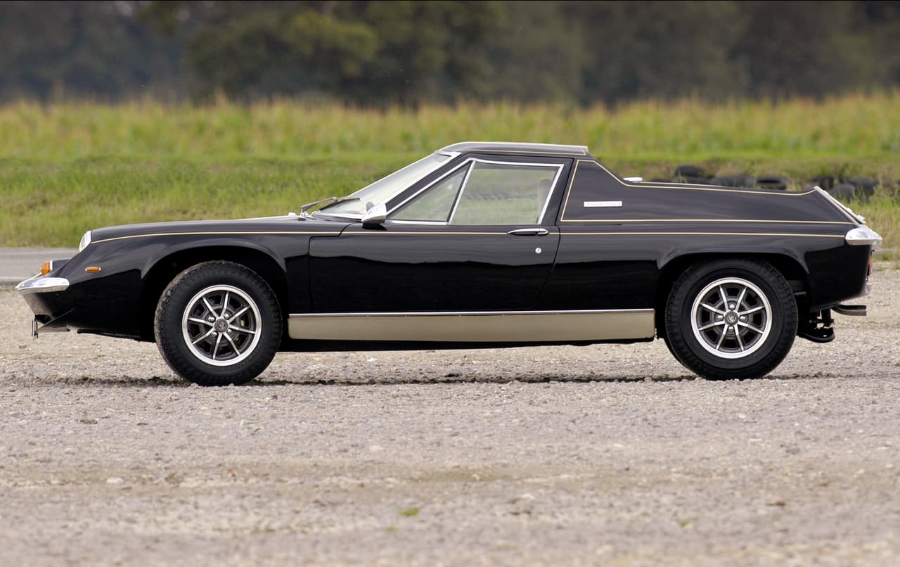 <b><u>Lotus Europa (1966-1975)</u></b>
<br>Además, el Europa plasmó en 1969 la intención de Chapman para ingresar al mercado internacional con un vehículo con desempeño deportivo y por un precio razonable.
