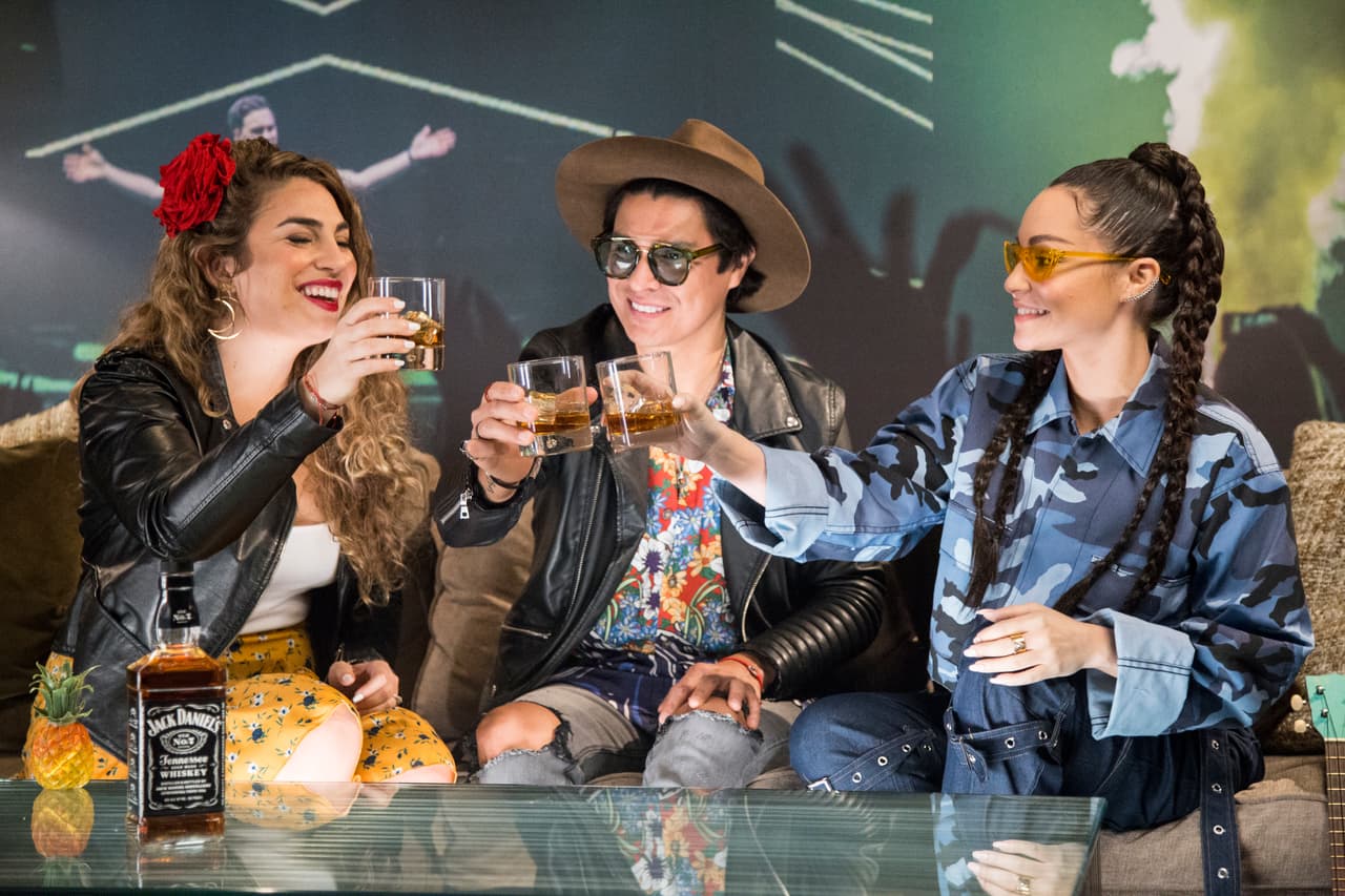 <b>¡Vive a tu manera!</b>
<br>Sharlene, Periko y Jessi brindan por sus tradiciones y sus carreras musicales.