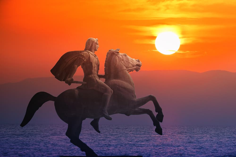 Por ejemplo, el ocurrido el 27 de agosto del 413 A.C., retrasó la partida de la flota griega, lo cual provocó la derrota de Siracusa. El del 20 de septiembre de 331 A.C., tuvo lugar once días antes de la batalla de Arbela, desmoralizando a los persas y favoreciendo la victoria de Alejandro Magno.