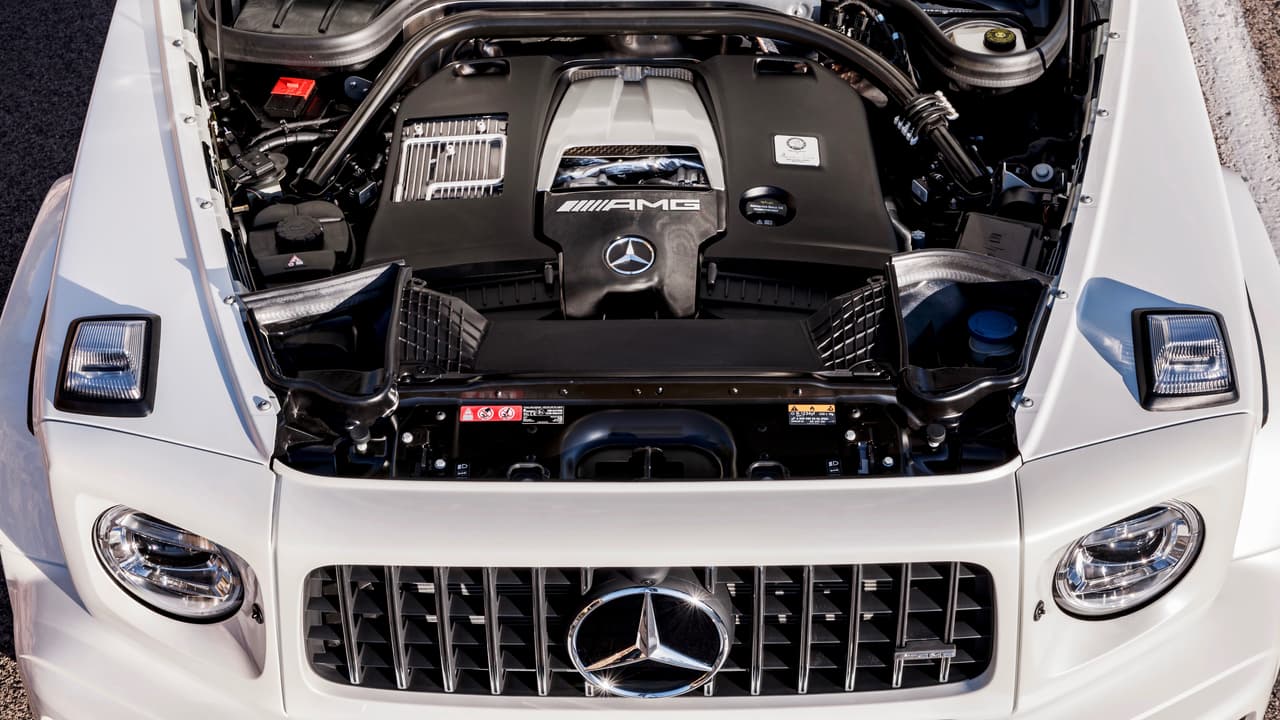 Los 
<b>577 caballos de fuerza y 627 lbs.-pie de torque</b> con que cuenta el Mercedes-AMG G63 2019 son producidos por un motor 
<b>V8 biturbo ensamblado a mano por ingenieros artesanos de AMG de 4.0 litros de desplazamiento</b>. El G63 cuenta con tracción en las cuatro ruedas con tendencia al eje trasero (40:60) con tres bloqueos de diferencial y con una caja de cambios automática súper rápida de 9 velocidades, suspensión delantera independiente de horquilla doble y amortiguación adaptable y ajustable.