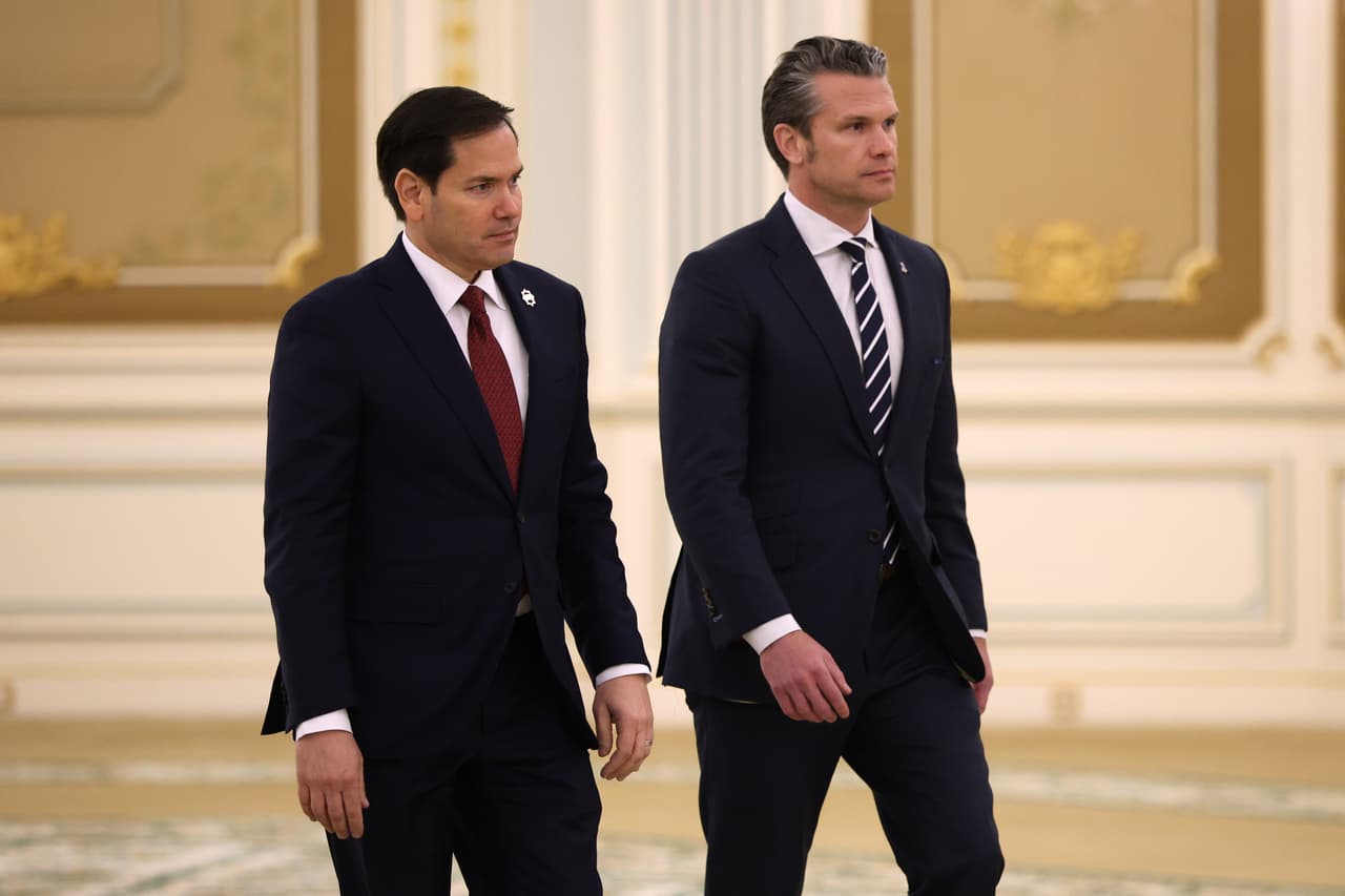 Los secretarios de Estado, Marco Rubio, y de Defensa, Pete Hegseht, al llegar a la ceremonia para la firma de los primeros acuerdos con el gobierno saudita en la Corte Real, en Riad.