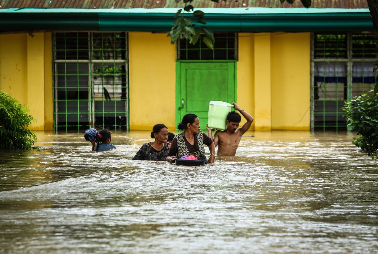 Vecinos de Kabacan, North Cotabato, en la isla sureña de Mindanao, este 23 de diciembre de 2017, después de que la tormenta tropical Tembin arrasara el sur de Filipinas. Más de 120,000 habitantes de la isla tuvieron que huir de sus hogares en la isla.