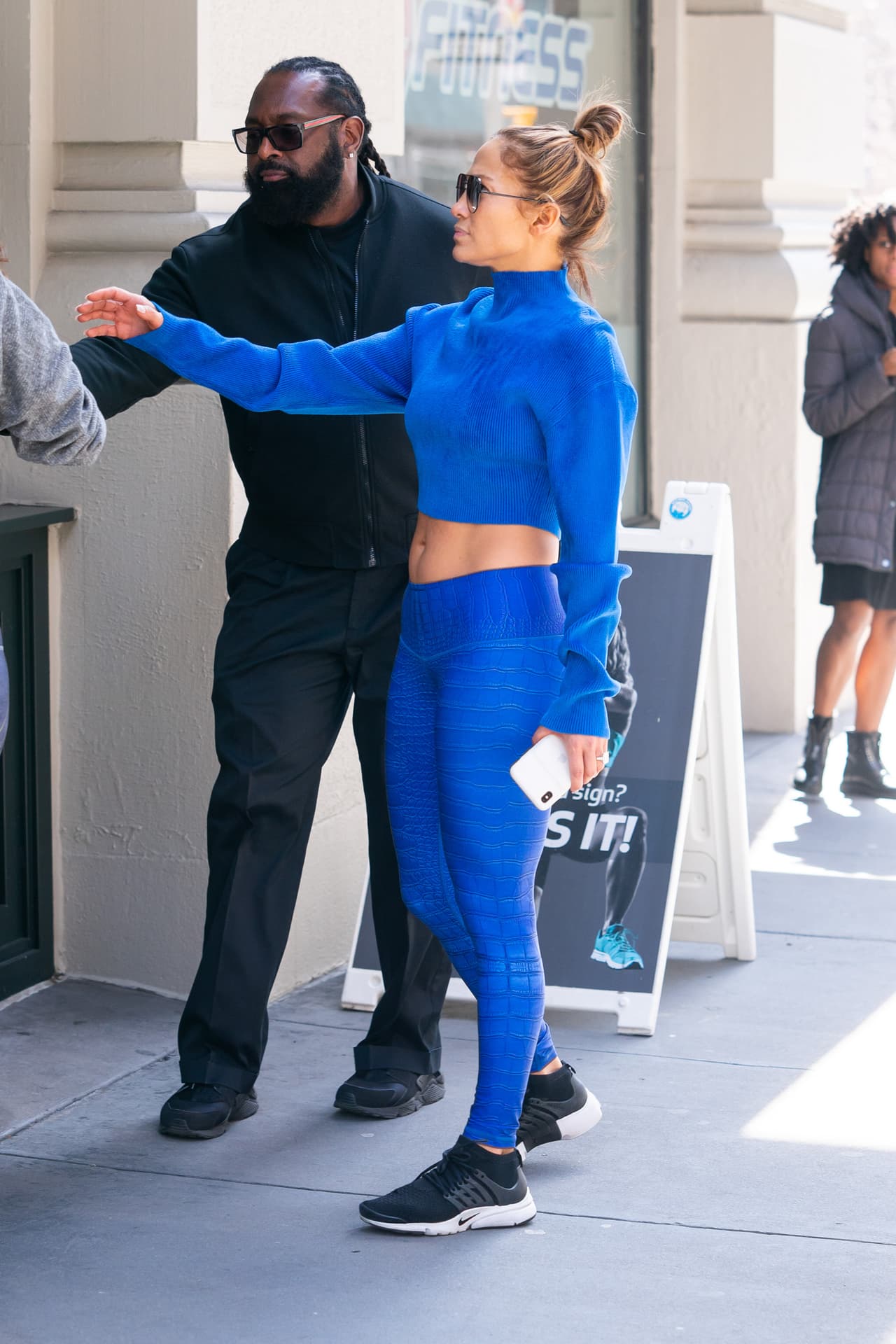 La filmación no ha sido excusa para dejar de ir al gimnasio, pues continuamente se le ve llegar a ejercitarse.