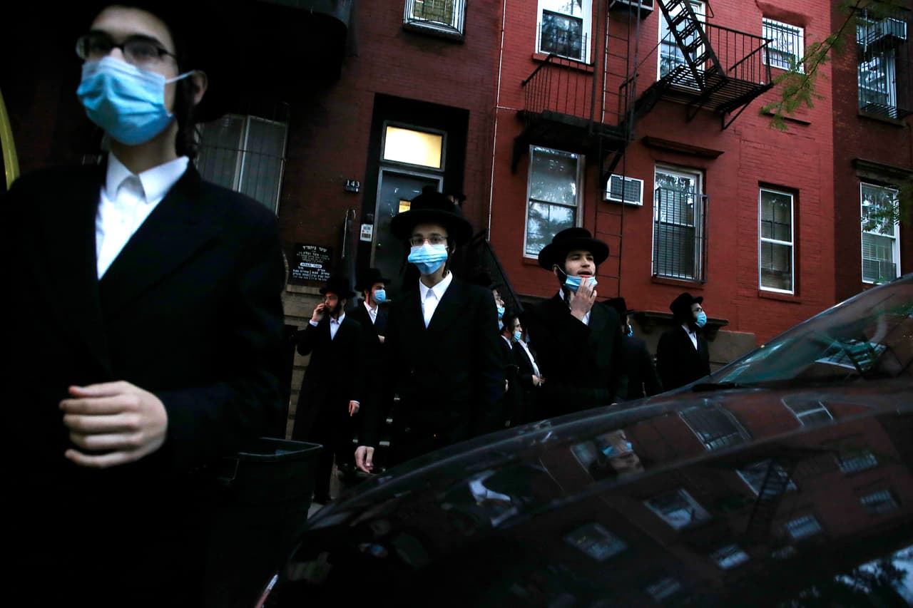 Aquellos que citan motivos religiosos o médicos para no vacunarse pueden pedir “ajustes razonables” a su empleadores, quienes deben aprobarlo.