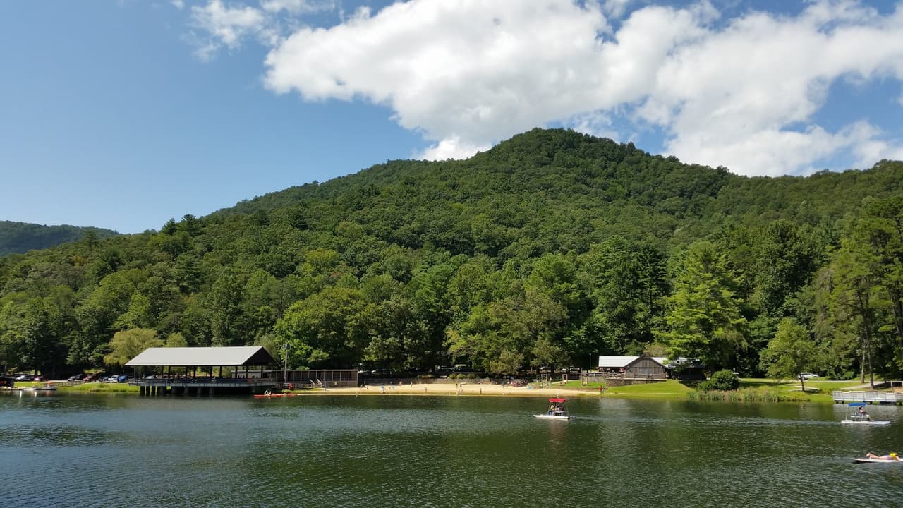 <b>Vogel State Park</b>. Ubicado en el corazón del Bosque Nacional Chattahoochee, el Parque Estatal Vogel es uno de los destinos favoritos y parques más antiguos de Georgia.