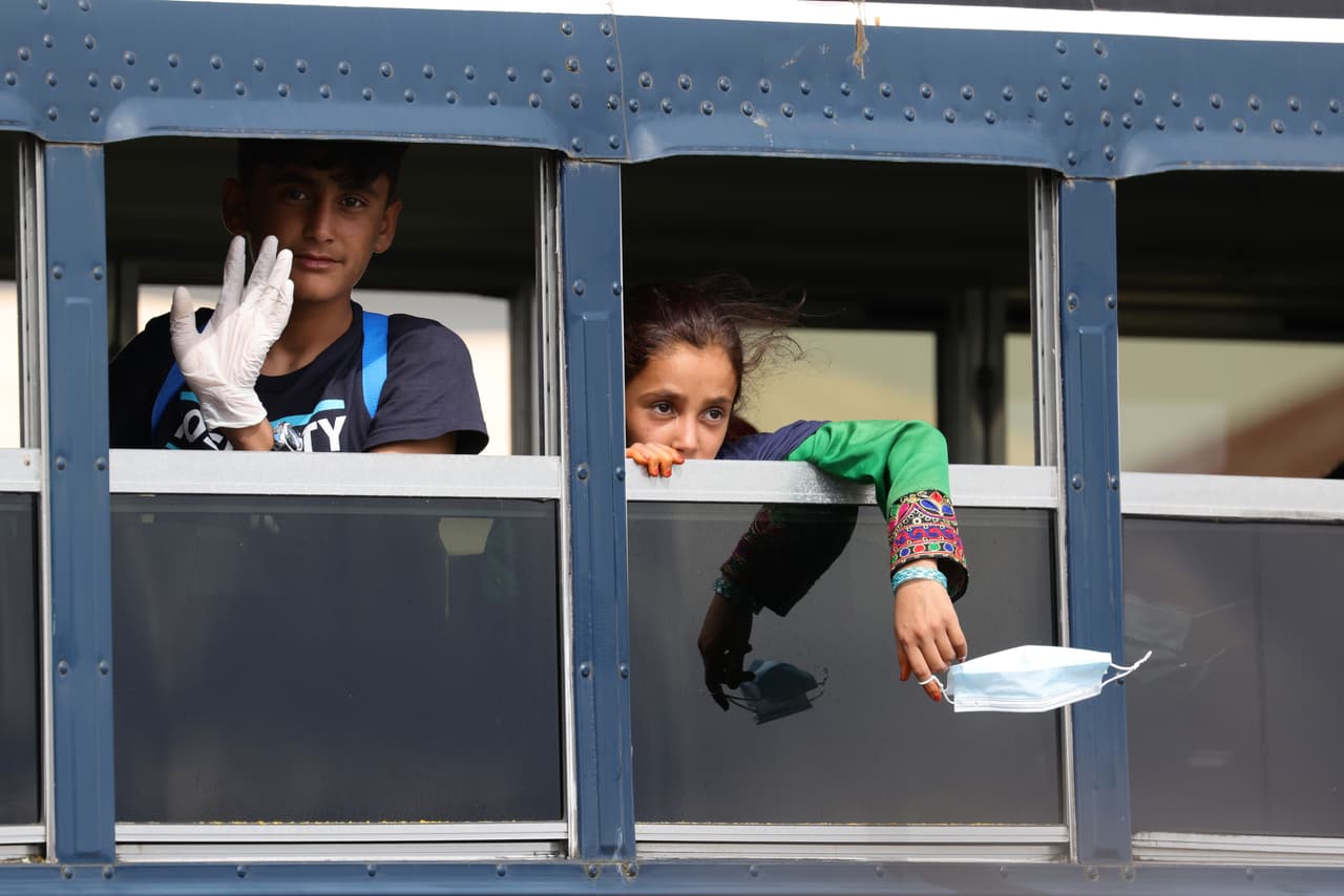 Canadá informó que acogerá a 20,000 refugiados de Afganistán. Se enfocarán en personas en peligro por el nuevo r´égimen 
<a href="https://www.univision.com/temas/taliban"><u>Talibán: </u></a>“mujeres líderes, defensoras de derechos humanos, periodistas, minorías religiosas perseguidas, personas LGBTQ y familiares de intérpretes previamente reasentados”, 
<a href="https://www.canada.ca/en/immigration-refugees-citizenship/news/2021/08/canada-expands-resettlement-program-to-bring-more-afghans-to-safety.html"><u>según un comunicado oficial</u></a>. 
<br>
<br>En la foto unos niños afganos en la base aérea Ramstein, el 26 de agosto.