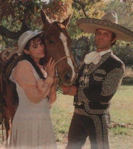 <b>Gabriela</b> siguió cosechando éxitos en la televisión y protagonizó 'Clarisa', en donde se enamoraba del personaje que desempeñaba
<b>Manuel Landeta</b>, siendo esta pareja una de las más recordadas de las telenovelas.