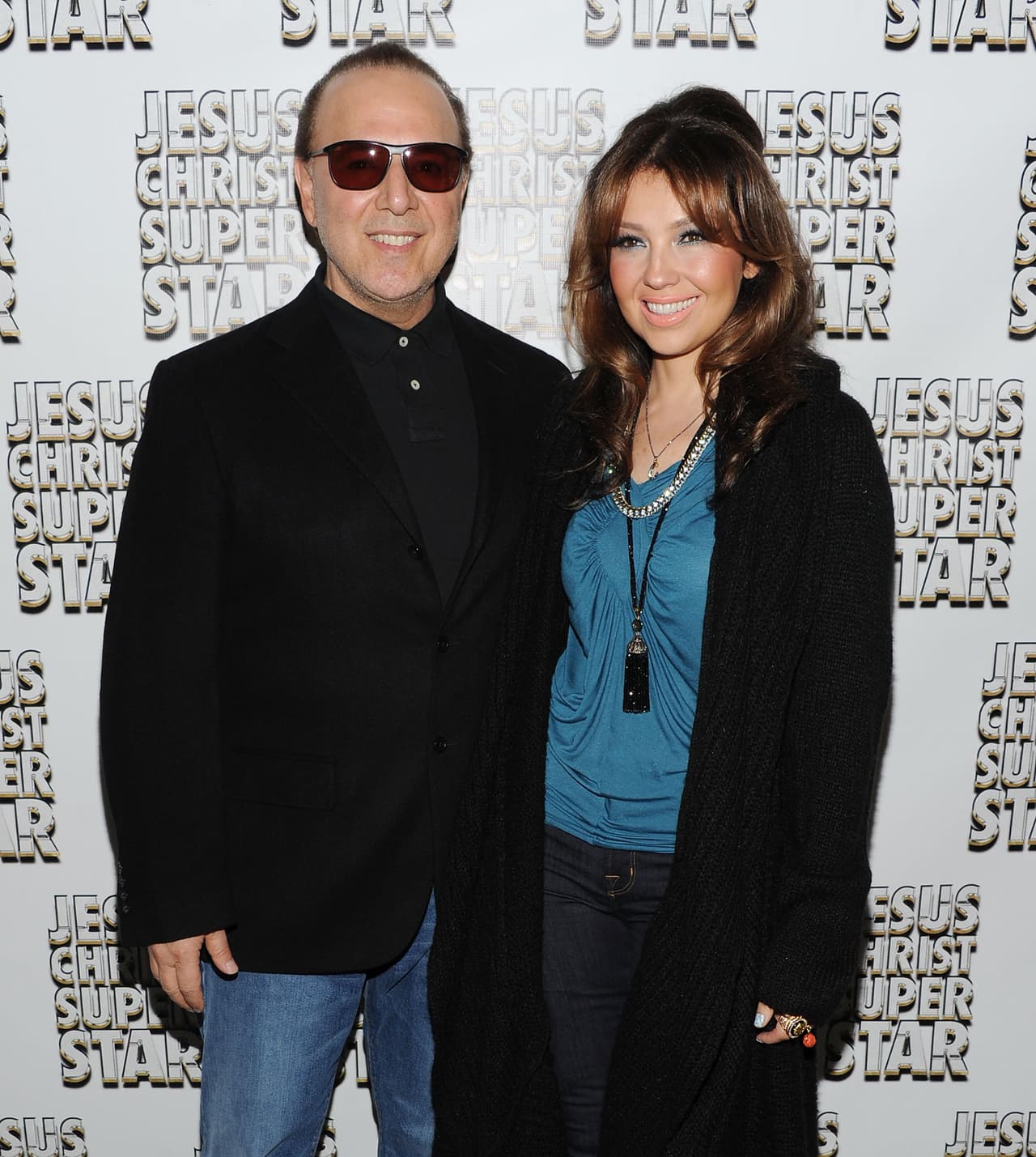 Thalía se refiere a la pareja como "los cucos" y llena de besos a Tommy como si fuera una adolescente enamorada.