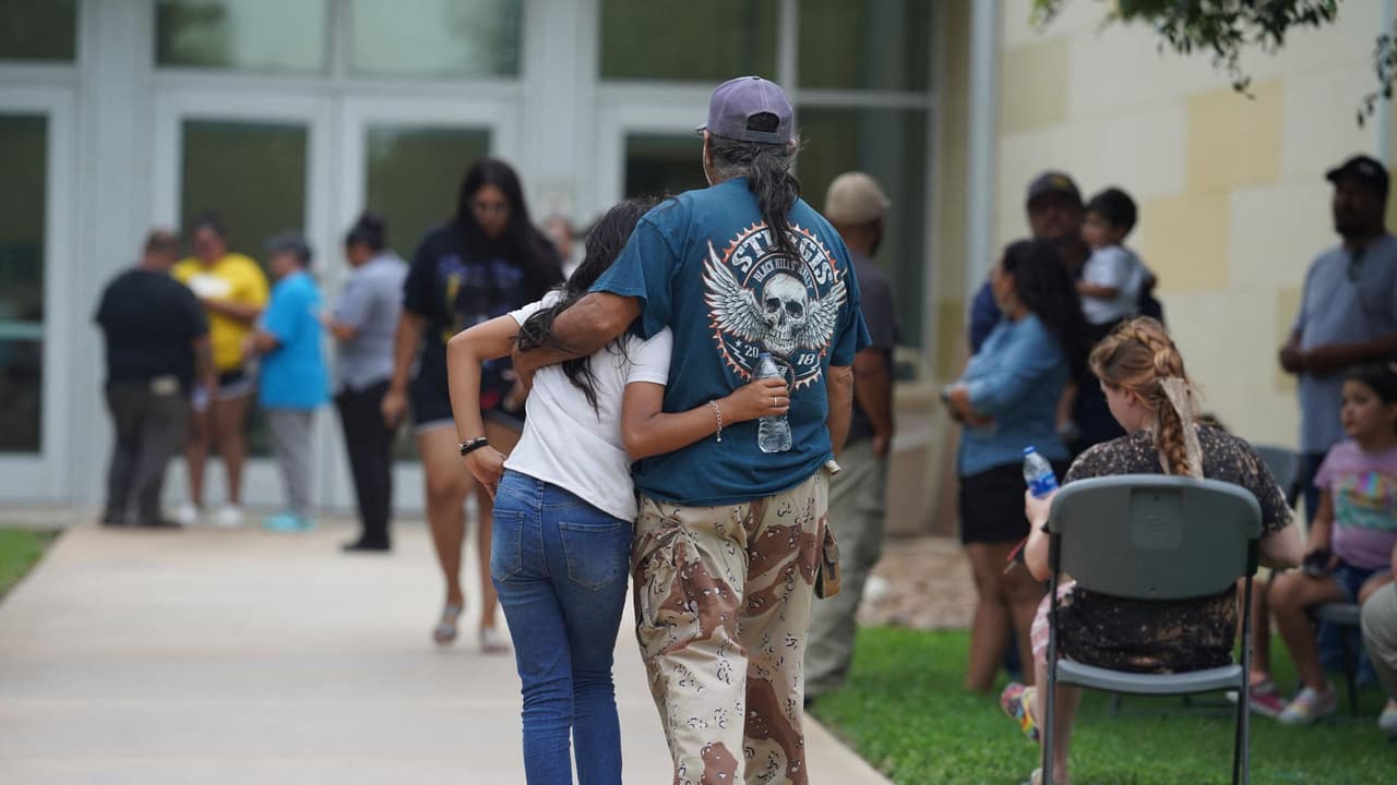 <b>En video:</b> decenas de padres y madres continuaban horas después del tiroteo a las afueras del Centro Cívico en Uvalde, Texas, esperando que las autoridades les den algún tipo de información sobre el paradero y estado de sus hijos.