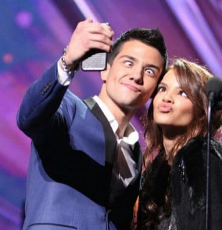 Con su bestie, Leslie Grace, quien también lo acompaña en estas travesuras.