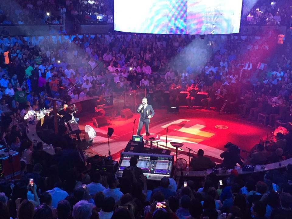 Tan solo unos días antes, Alejandro Fernández se presentó en la Feria de San Marcos y próximamente también estará en Tepatitlán, Puebla y la Feria de San Isidro en el Estado de México.