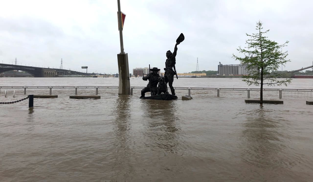 El río Mississippi desbordado en la ciudad de St Louis, Missouri, a principios de mayo. Las constantes lluvias han dejado inundaciones en sus riberas, acercándose a los niveles históricos del ‘Gran Diluvio’ de 1927, según afirmó el Servicio Meteorológico Nacional.