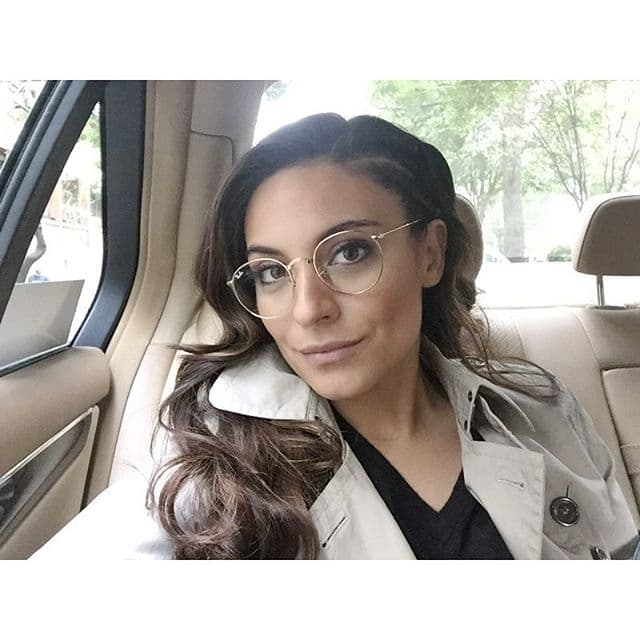 Los lentes son uno de sus accesorios favoritos.