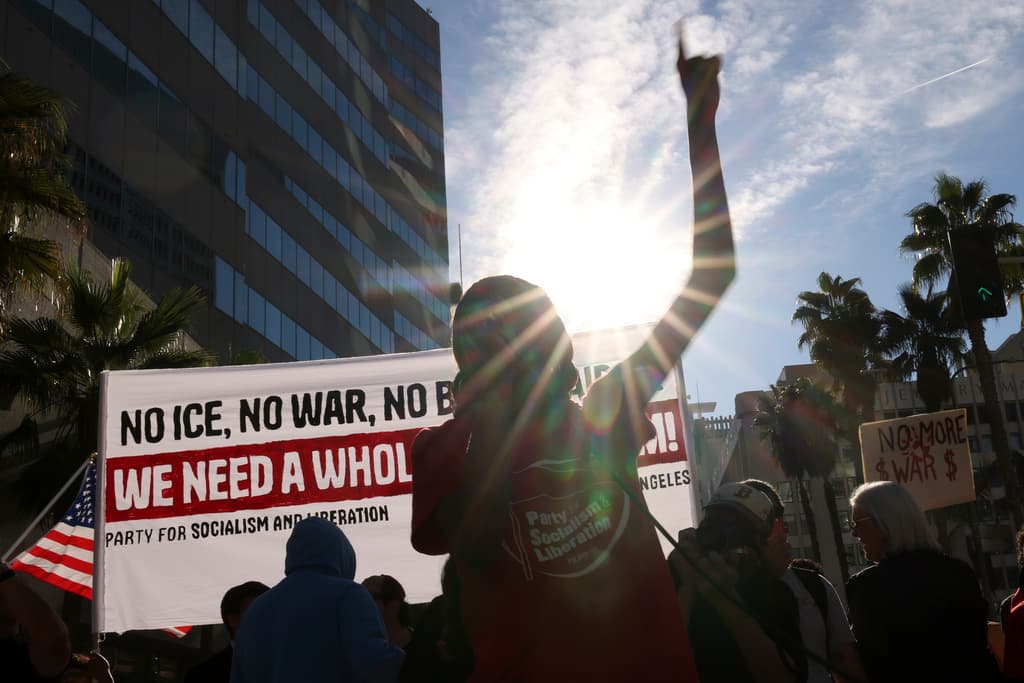 Las movilizaciones más tempranas en California ocurrieron a inicios de enero, tras la operación militar estadounidense del 3 de enero que capturó a Maduro y su esposa, justificada por cargos de narcoterrorismo pero criticada como intervencionismo por petróleo.