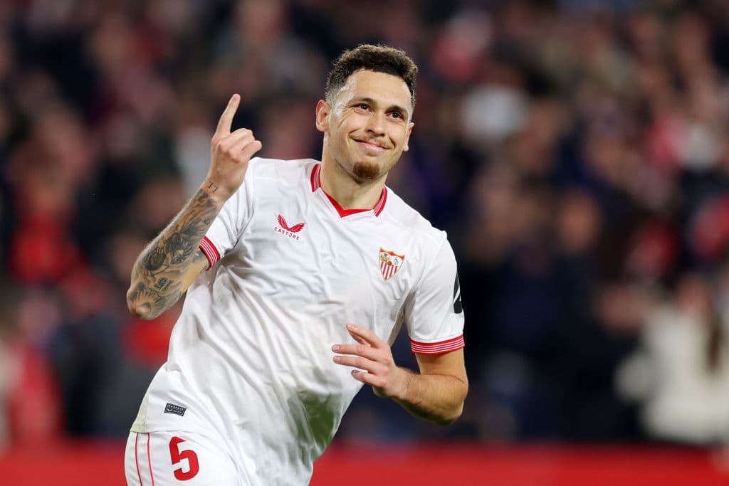 ¿Cerca de Rayados? Lucas Ocampos, 'separado' en Sevilla