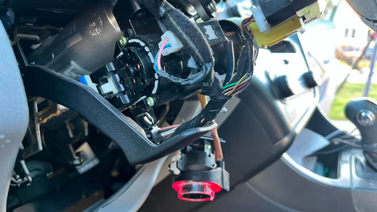 Así luce el auto de Dorothea Black, luego de que fue víctima de robo. Gran parte del sistema de arranque quedó destruida.