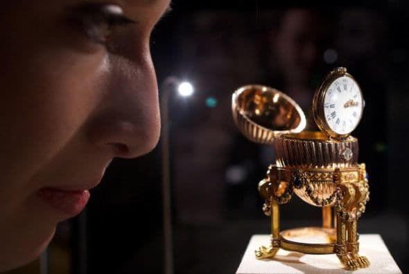 Un empleado de Antigüedades Wartski posa con un huevo Faberge en Londres.