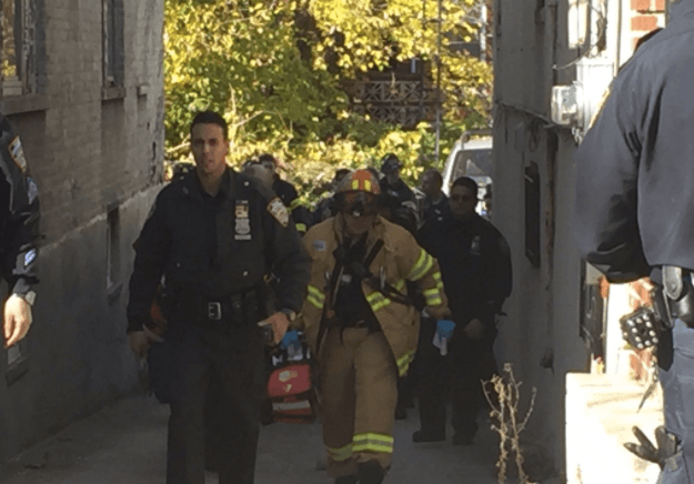Un grupo multiagencial intervino en la escena y en minutos liberaron al niño y movieron el carro. La conductora, una mujer de 58 años, se descompensó emocionalmente y tuvo que recibir atención médica.