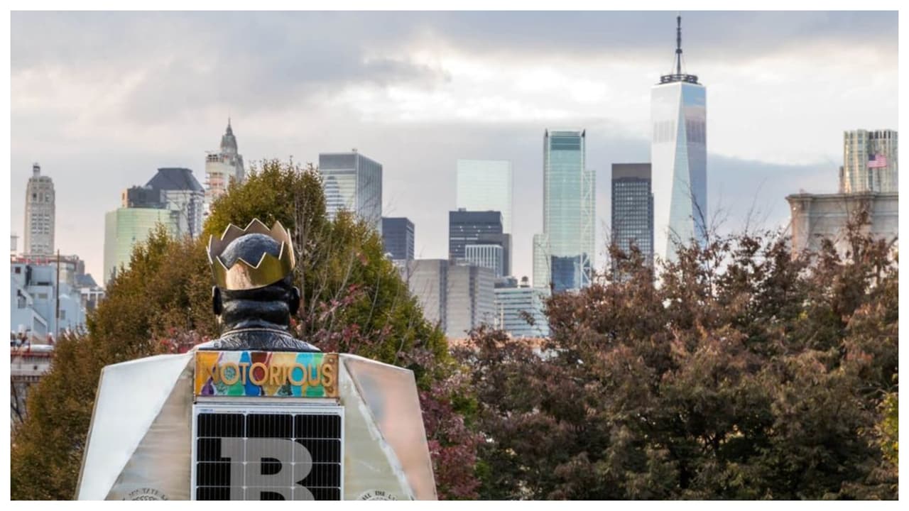 Qué hace esta estatua gigante de bronce y musical debajo del Brooklyn Bridge 