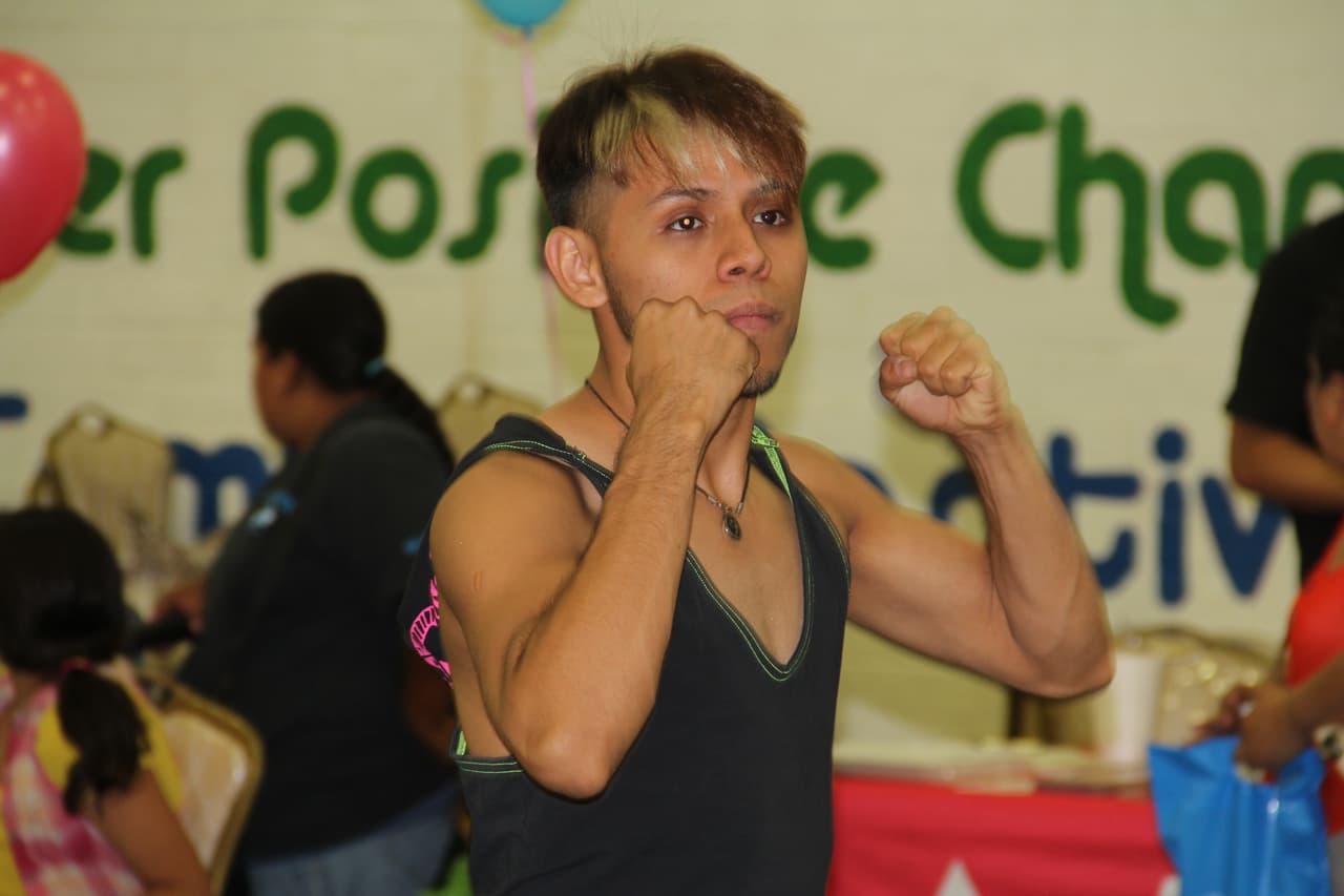 Unas 300 personas asistieron a la feria “Camino a la Salud’, donde se hicieron exámenes gratis, bailaron Zumba y conocieron a la carismática Cecilia Ramírez Harris de Primer Impacto.