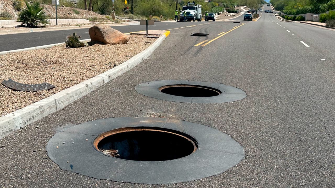El incidente no ocasionó fuego, pero provocó que dos tapas de registro salieran proyectadas al aire sobre la calle.